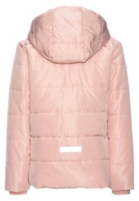 Doudoune rose clair avec capuche, présentant un détail matelassé horizontal et un accent réfléchissant à l'arrière, fabriquée en matériau brillant.