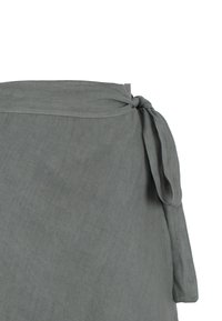 Gonna avvolgente grigia in lino con chiusura a fiocco in vita, caratterizzata da una superficie testurizzata e una caduta fluida, progettata per una vestibilità su misura.