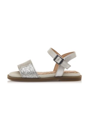 Sandali d'argento con una fascetta glitterata sulla punta, cinturino alla caviglia regolabile, suola piatta e sottopiede testurizzato. Adatti per un look informale.
