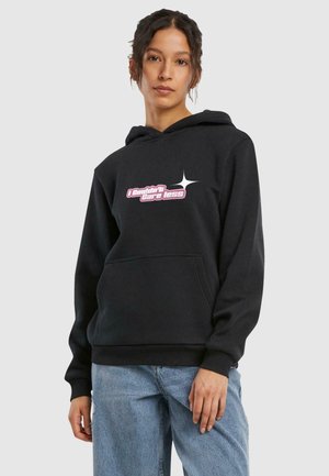 Hoodie noir avec une poche frontale, arborant un design graphique en texte rose. Fabriqué en tissu en mélange de coton, avec une coupe large et décontractée.