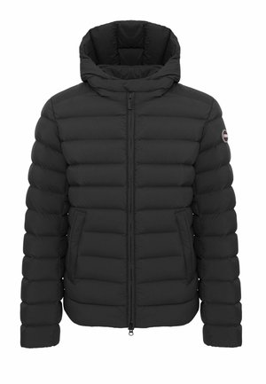 Giacca imbottita nera con trapuntatura orizzontale, zip frontale, cappuccio attaccato, due tasche laterali e patch con logo sulla manica sinistra.