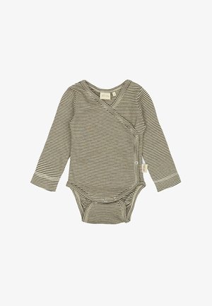Pajama za dojenčke z dolgimi rokavi z belimi in bež črtami v umirjenih zelenih tonih, s prekrivnim dizajnom in gumbi za zapiranje ter mehko, fleksibilno teksturo.