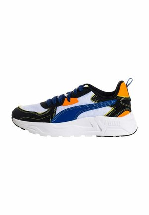 Sneaker sportivo con parte superiore in mesh bianco, nero, blu e dettagli arancioni. Presenta cuciture evidenti e una suola bianca spessa e texture.
