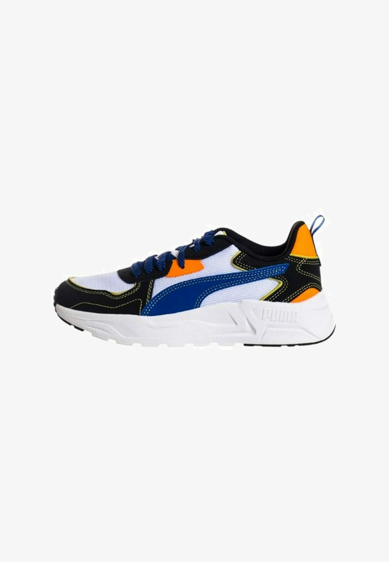 Sneaker sportivo con parte superiore in mesh bianco, nero, blu e dettagli arancioni. Presenta cuciture evidenti e una suola bianca spessa e texture.