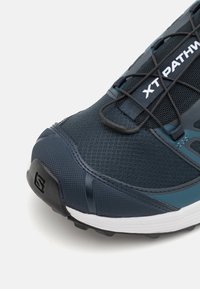 Salomon XT-PATHWAY UNISEX - Tenisky - carbon/deep dive/white