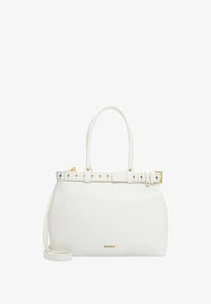 Witte handtas van gestructureerd synthetisch materiaal, met twee handvatten, een afneembare schouderriem en een riemontwerp met studs en gouden accenten.