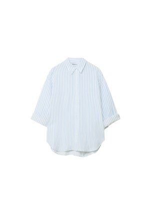 Lyseblå og hvid vertically stribet skjorte med knapper, lange ærmer rullet op og klassisk krave.