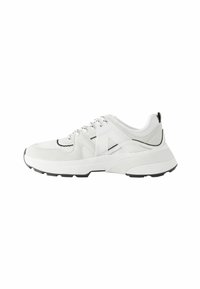 Baskets de sport blanches avec des panneaux en maille, des accents noirs et une épaisse semelle blanche avec une adhérence texturée. Les lacets passent à travers huit œillets.