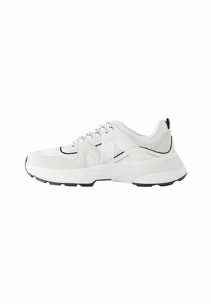 Białe sportowe sneakersy z siateczkowymi wstawkami, czarnymi akcentami i grubą białą podeszwą z teksturowanym gripem. Sznurowadła przechodzą przez osiem oczek.