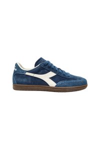Sneaker blu scamosciato con dettagli bianchi, tessuto testurizzato, punta arrotondata e suola in gomma con un motivo di grip testurizzato.