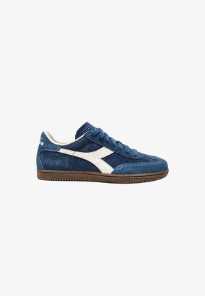 Blauwe suède sneakers met witte accenten, geweven stof, ronde neus en een rubberen zool met een verzacht patroon voor extra grip.