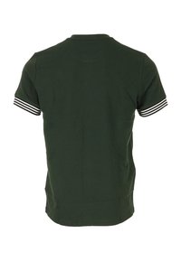 Polo a maniche corte verde scuro con scollo rotondo e dettagli a righe bianche sulle maniche. Realizzata in tessuto morbido e traspirante.