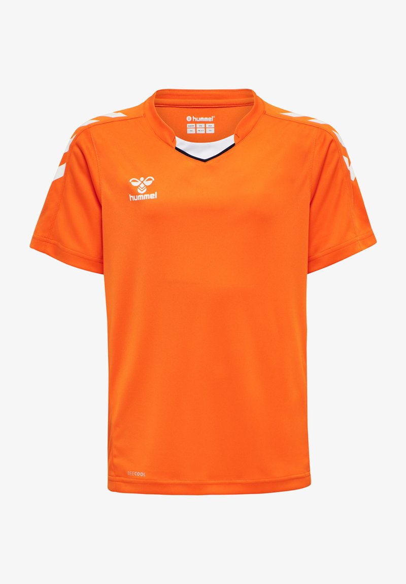 Orange kortærmet sportsjersey med v-udskæring, der har hvide skulder accenter og et logo på brystet. Glat, letvægtsstof.
