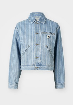 Giacca di jeans blu chiaro con strisce verticali, design cropped, bottoni in metallo, due tasche laterali e una tasca sul petto con patch del logo.