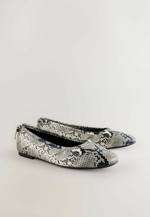 Crno-bijele balerinke s uzorkom zmijske kože, s okruglim vrhom i ravnim potplatom, s teksturiranom površinom i suptilnim ukrasom u obliku mašne.