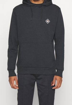 Donker marineblauwe hoodie gemaakt van zachte stof, met een voorzak in kangoeroe-stijl, ribgebreide manchetten en een klein diamantlogo op de borst.