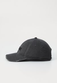 Cappellino da baseball in denim nero con visiera curva, logo ricamato sul fronte e dettagli usurati sulla visiera e sul retro.