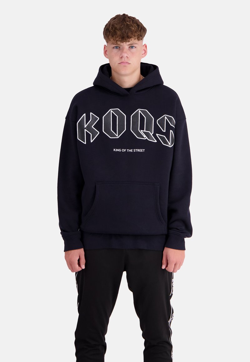 Navyblaues Hoodie aus Baumwollmischung mit grafischem Text "KQOS" und "KING OF THE STREET" in Weiß, ausgestattet mit einer Vorderertasche und gerippten Bündchen.