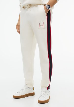 Tommy Hilfiger, LOGO STRIPE PIQUE CUFFED JOGGERS - Долнище на анцуг - ivory petal