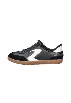 Baskets noires et grises présentant un design de vague blanche, fabriquées en cuir et en daim, avec une semelle en caoutchouc texturé et une marque Skechers.
