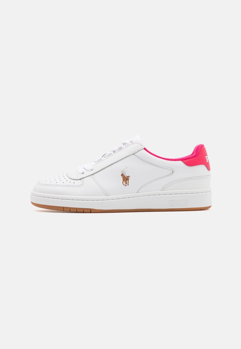 Vita lädersneakers med rosa krage, brun Polo-spelare logotyp på sidan, vita snören och gummisulor mot en plain vit bakgrund.