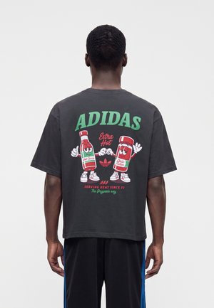 adidas Originals, CHILI GRAPHIC OVERSIZED TEE UNISEX - Μπλουζάκι με στάμπα - antrachite