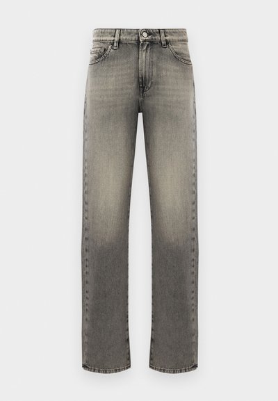 Vaqueros de mezclilla gris con un diseño de pierna recta, que presentan un patrón desvanecido, cinco bolsillos y costuras en las costuras y la cinturilla.