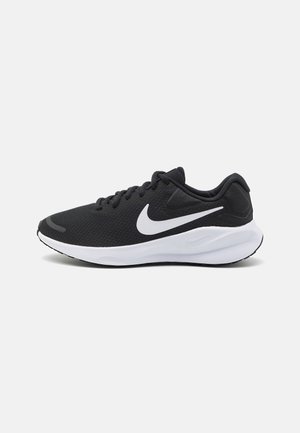 Schwarzer Sportschuh mit einem strukturierten Mesh-Obermaterial, weißem Nike Swoosh-Logo, gepolstertem Schuhkragen und kontrastierendem weißen Zwischensohle.