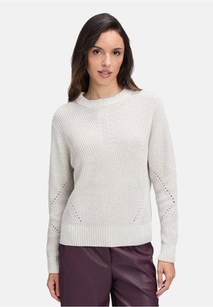 Maglione lavorato a maglia grigio chiaro con colletto a costine, motivo testurizzato sottile e dettagli di ventilazione laterale, abbinato a pantaloni viola scuro.