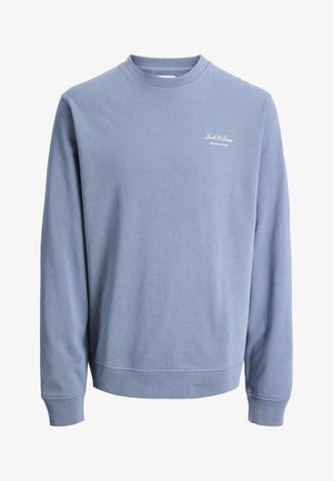 Világoskék, kerek nyakú pulóver hosszú ujjakkal és kis "Jack & Jones Archive Selection" logóval a bal mellkason.