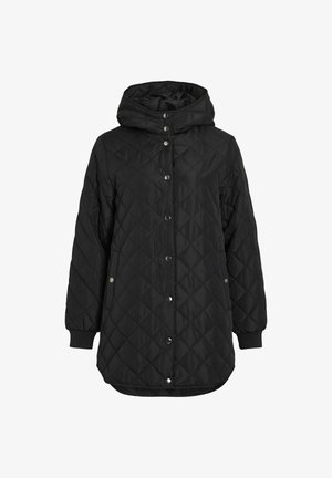 Čierna prešívaná bunda s kapucňou. Vlastnosti zahŕňajú patentky, elastické manžety a dlhší zadný lem pre lepšie zakrytie.