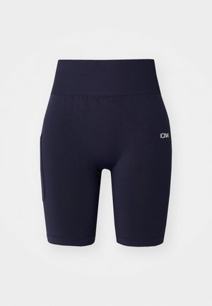 Shorts de sport bleu marine en matériau extensible, dotés d'une large taille, d'ouvertures pour les jambes et d'une poche latérale avec un logo.