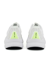 Scarpe da ginnastica bianche con pannelli in rete, una suola testurizzata e un accento verde sul tallone con la scritta "PROJECT 126" in nero.