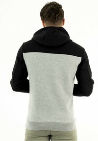 Sudadera con capucha que presenta un cuerpo gris y una sección superior negra. Confeccionada con un material suave con un acabado texturizado. Corte estándar y dobladillo acanalado.