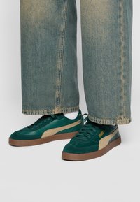 Puma CLUB II ERA UNISEX - Sportcipő - dark myrtle/oak branch/gum