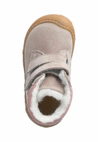 Botas infantiles de suave ante rosa con un forro blanco de felpa, que cuentan con una doble correa de Velcro y una suela de goma marrón.