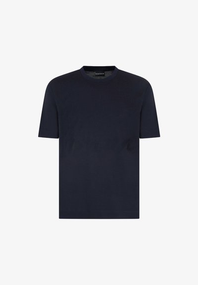 Námořnická modrá tričko s krátkým rukávem vyrobené z bavlny, s kulatým výstřihem a rovnými okraji, hladká textura bez viditelných vzorů nebo akcentů.