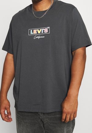 T-shirt in cotone grigio con maniche corte e vestibilità rilassata. Presenta un logo "LEVI'S" multicolore sul petto e la scritta "California" in bianco sotto.