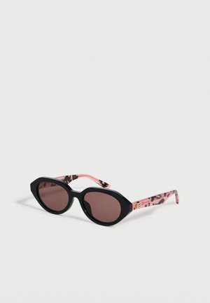 Lunettes de soleil cat-eye avec une monture avant noire, des verres foncés et des branches roses à motif écaille avec un petit détail doré.