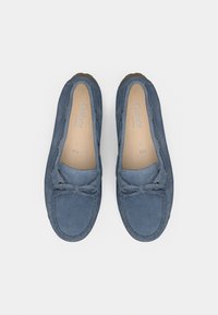 Παπούτσια σε στιλ μοκασίνι από μπλε σουέντ με δέσιμο σε σχήμα φιόγκου, διακοσμημένα με ραφές και με μαξιλαρωτό πάτο, ετικέτα "Gabor comfort".