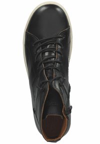 Zwarte leren hoge sneaker met een ronde neus, vetersluiting aan de voorkant en contrasterende bruine binnenkant. Beschikt over een zijrits en een witte rubberen zool.