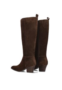 Bruine suède kniehoge laarzen met een spitse neus en een gestapelde hak. Voorzien van een rits aan de zijkant en een lusje aan de achterkant.