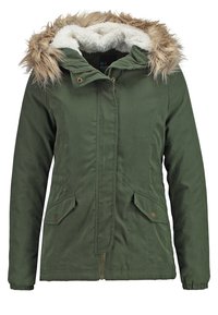 Oliwkowa parka z kapturem wykończonym sztucznym futerkiem, z zapięciem na zamek i napy, dwoma przednimi kieszeniami oraz lekko teksturowaną powierzchnią.