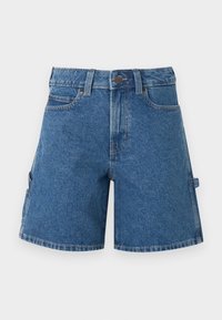Short en jean bleu avec bouton et fermeture éclair à l'avant, passants pour ceinture, poches avant et latérales, et une petite boucle sur le côté droit.
