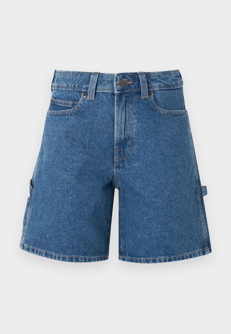 Short en jean bleu avec bouton et fermeture éclair à l'avant, passants pour ceinture, poches avant et latérales, et une petite boucle sur le côté droit.
