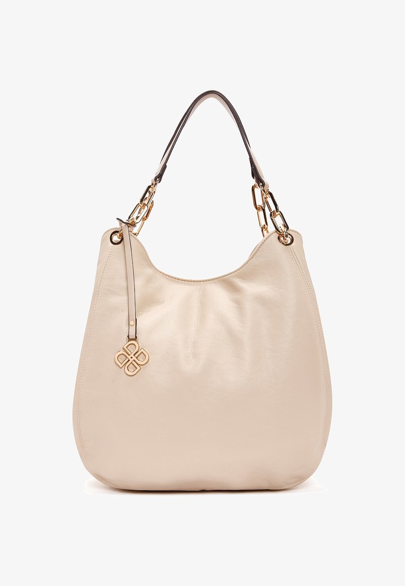 Bolso de hombro de cuero beige con detalles de eslabones dorados, una sola correa y un emblema decorativo dorado colgando de un fleco de cuero.