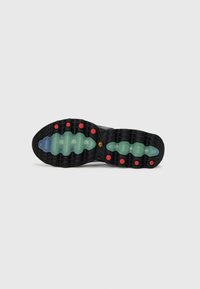Zwarte zool met groene en blauwe accenten, met een gestructureerd oppervlak en rode cirkelvormige grip, ontworpen voor verbeterde grip.