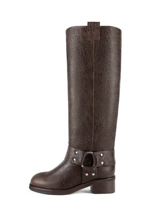 Smeđi kožni čizme do koljena s teksturiranom površinom, okruglim vrhom, niskim blok petom i dekorativnom trakom s metalnim akcentima.