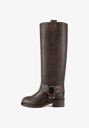 Smeđi kožni čizme do koljena s teksturiranom površinom, okruglim vrhom, niskim blok petom i dekorativnom trakom s metalnim akcentima.