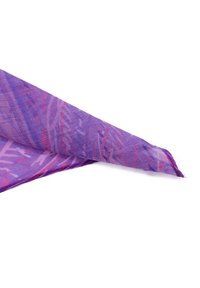 Sciarpa viola realizzata in un tessuto leggero e trasparente con motivi geometrici in rosa e blu. I bordi sono rifiniti con un orlo sottile.
